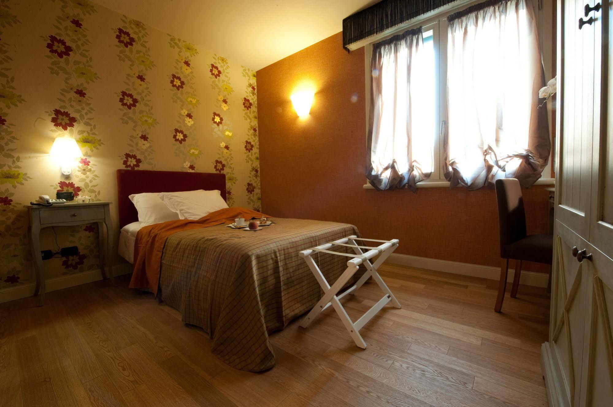 Hotel Locanda Stendhal コロルノ エクステリア 写真